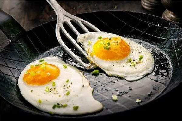 煎雞蛋的熱量是多少大卡 煎雞蛋減肥期間能吃嗎 煎雞蛋的熱量是多少大卡 煎雞蛋減肥期間能吃嗎
