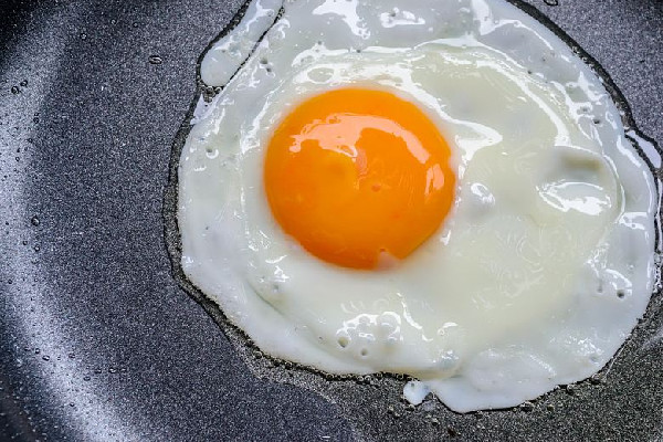 煎雞蛋的熱量是多少大卡 煎雞蛋減肥期間能吃嗎 煎雞蛋的熱量是多少大卡 煎雞蛋減肥期間能吃嗎