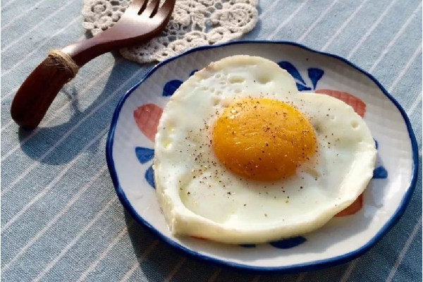 煎雞蛋黃沒熟透可以吃嗎 煎雞蛋煎到什么程度最好 煎雞蛋黃沒熟透可以吃嗎 煎雞蛋煎到什么程度最好