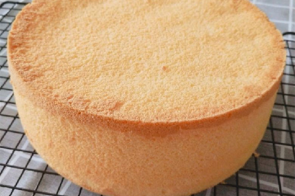 戚風(fēng)蛋糕為什么會(huì)塌陷回縮 戚風(fēng)蛋糕烤好了要立即拿出來(lái)脫模嗎 戚風(fēng)蛋糕為什么會(huì)塌陷回縮 戚風(fēng)蛋糕烤好了要立即拿出來(lái)脫模嗎