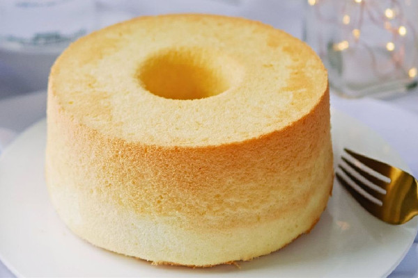 戚風(fēng)蛋糕為什么會(huì)塌陷回縮 戚風(fēng)蛋糕烤好了要立即拿出來(lái)脫模嗎 戚風(fēng)蛋糕為什么會(huì)塌陷回縮 戚風(fēng)蛋糕烤好了要立即拿出來(lái)脫模嗎