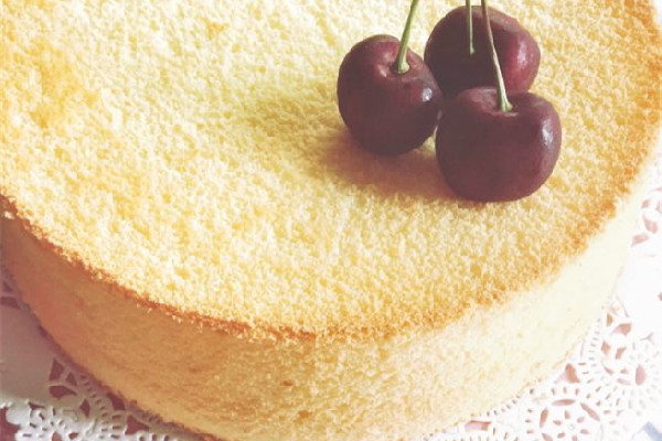 戚風(fēng)蛋糕為什么會(huì)塌陷回縮 戚風(fēng)蛋糕烤好了要立即拿出來(lái)脫模嗎 戚風(fēng)蛋糕為什么會(huì)塌陷回縮 戚風(fēng)蛋糕烤好了要立即拿出來(lái)脫模嗎