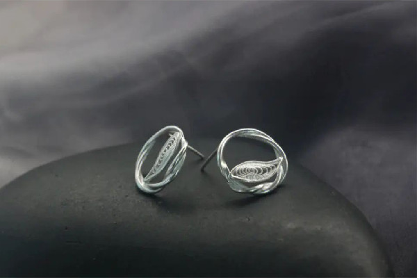 銀耳釘變黑了說明什么 銀耳釘變黑了怎么清洗 銀耳釘變黑了說明什么 銀耳釘變黑了怎么清洗