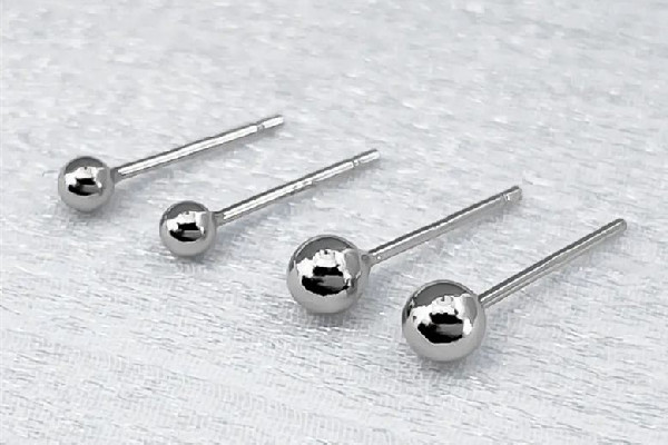 銀耳釘在肉里變黑是為什么 銀耳釘對身體有害嗎 銀耳釘在肉里變黑是為什么 銀耳釘對身體有害嗎