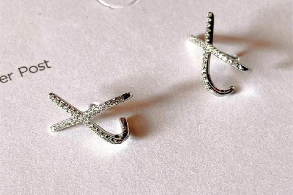 銀耳釘變黑了說明什么 銀耳釘變黑了怎么清洗 銀耳釘變黑了說明什么 銀耳釘變黑了怎么清洗