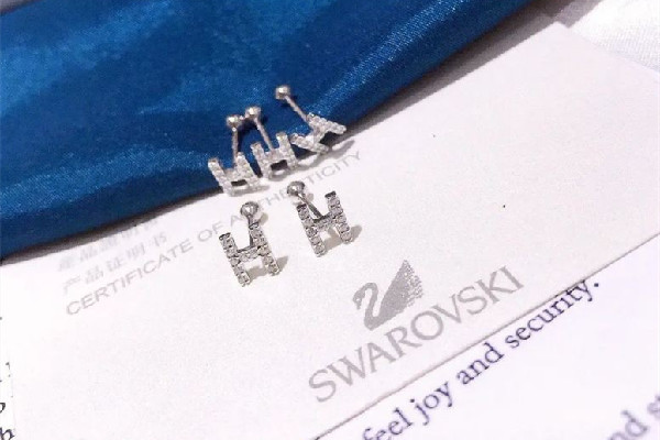 銀耳釘在肉里變黑是為什么 銀耳釘對身體有害嗎 銀耳釘在肉里變黑是為什么 銀耳釘對身體有害嗎