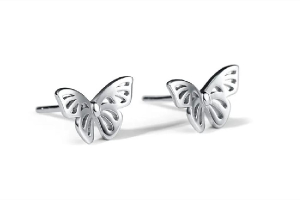 銀耳釘在肉里變黑是為什么 銀耳釘對身體有害嗎 銀耳釘在肉里變黑是為什么 銀耳釘對身體有害嗎