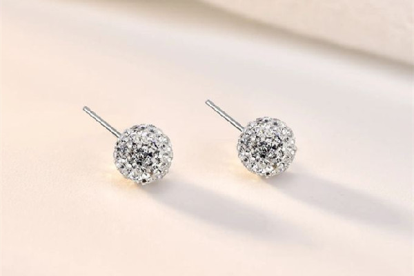 銀耳釘變黑了說明什么 銀耳釘變黑了怎么清洗 銀耳釘變黑了說明什么 銀耳釘變黑了怎么清洗