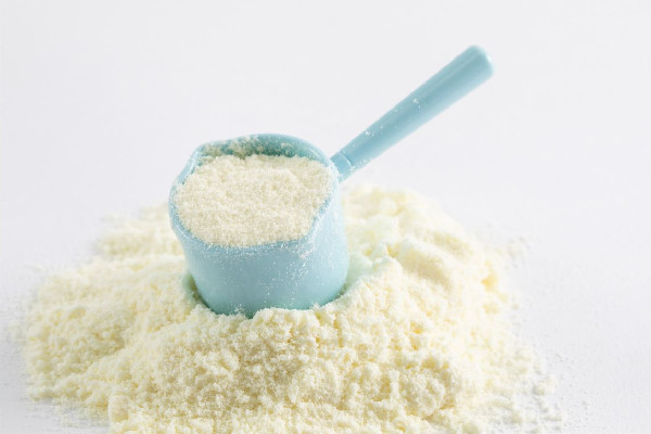 成人奶粉和純牛奶哪個(gè)更有營養(yǎng) 成人奶粉的功效和作用 成人奶粉和純牛奶哪個(gè)更有營養(yǎng) 成人奶粉的功效和作用