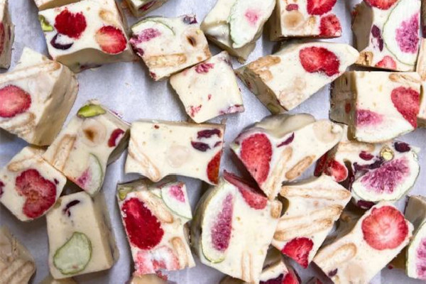 雪花酥要放涼多久才切塊 雪花酥切的時候拉絲是怎么回事 雪花酥要放涼多久才切塊 雪花酥切的時候拉絲是怎么回事