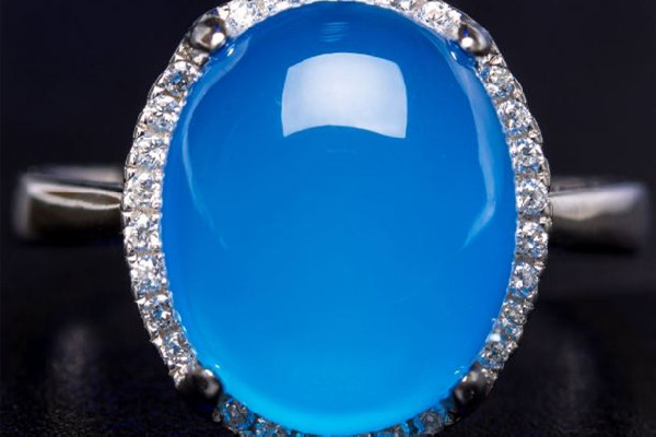 藍(lán)玉髓和藍(lán)瑪瑙哪個(gè)貴 藍(lán)玉髓和藍(lán)瑪瑙的區(qū)別 藍(lán)玉髓和藍(lán)瑪瑙哪個(gè)貴 藍(lán)玉髓和藍(lán)瑪瑙的區(qū)別