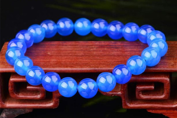 藍(lán)玉髓和藍(lán)瑪瑙哪個(gè)貴 藍(lán)玉髓和藍(lán)瑪瑙的區(qū)別 藍(lán)玉髓和藍(lán)瑪瑙哪個(gè)貴 藍(lán)玉髓和藍(lán)瑪瑙的區(qū)別