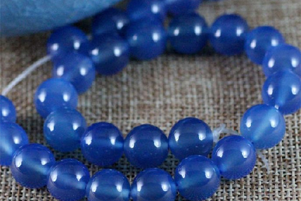 藍(lán)玉髓適合什么人戴 藍(lán)玉髓適合做什么飾品 藍(lán)玉髓適合什么人戴 藍(lán)玉髓適合做什么飾品